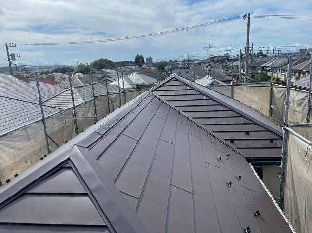 今回は川口市で屋根カバー工事のご紹介でした。　今回の屋根㎡数：　　　㎡ その他にも違う材料を使ったカバー工法をご紹介出来ればと思います。  TikTokで会社の日常もアップしております。下記リンクをクリック！！！　★絶賛バズり中★ アカウント名：バズルーフ  今後も会社の楽しい日常と工事に関してのブログをあげてまいりますので 応援・フォローよろしく～！！！